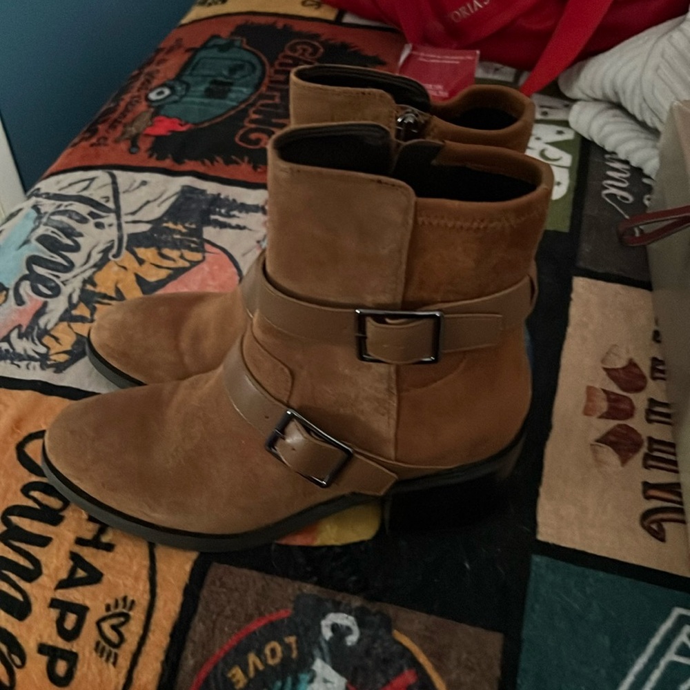 Used Donald pliner boots. Still in good condition.